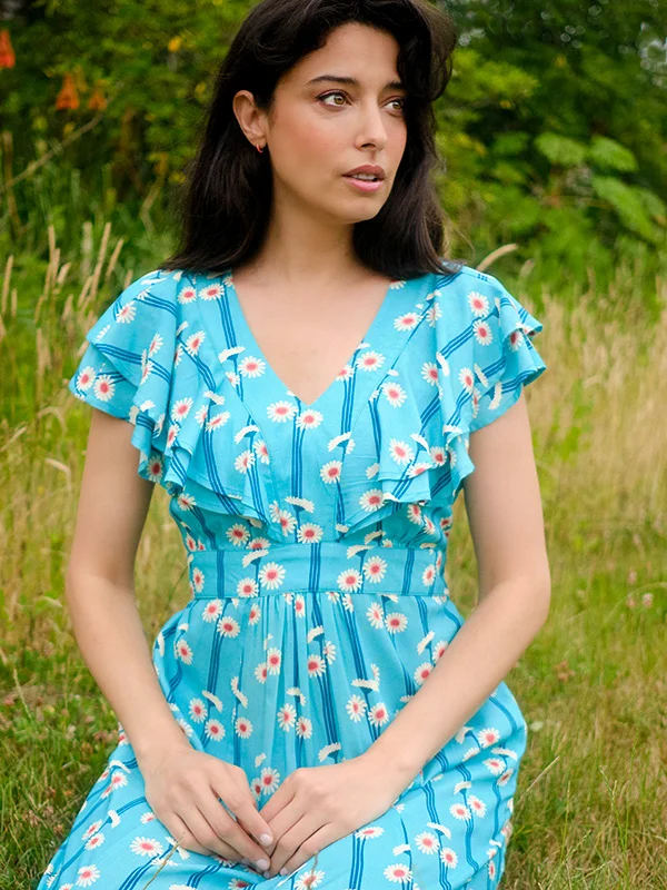 Model met blauwe vintage style jurk met bloemen voor de merkpagina over Pretty Vacant