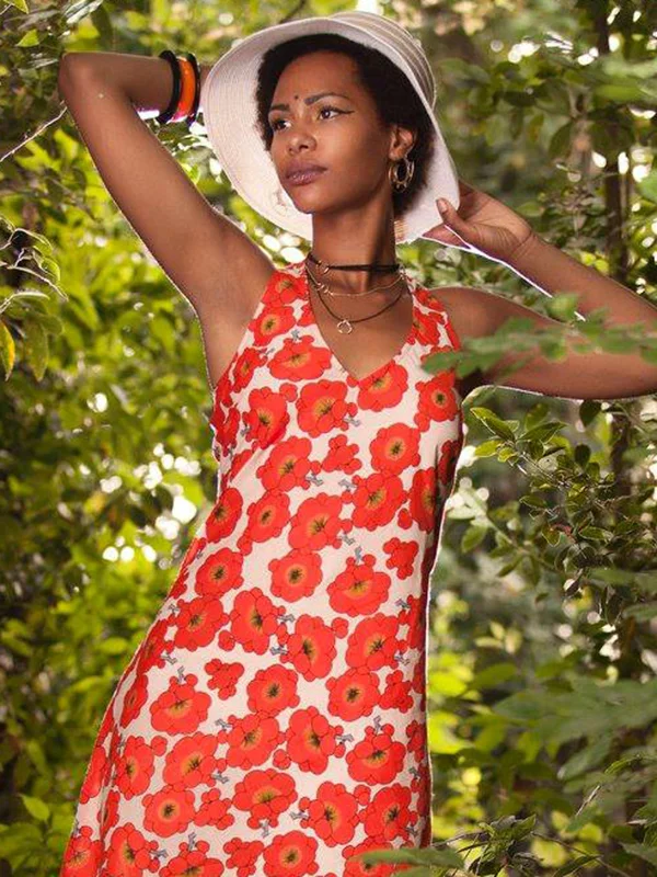 Model met vintage style zomerjurk met rode bloemen van Kali-Yog