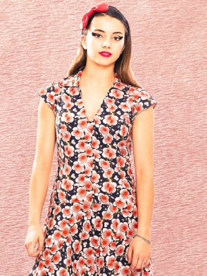 Model met zomerse jurk in bloemenprint