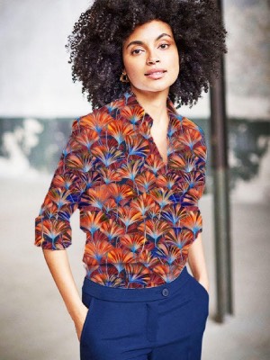 Model met kleurrijke blouse