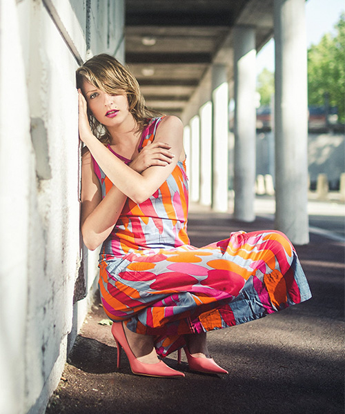 Model met vintage style zomerjurk voor de pagina over Kali-Yog