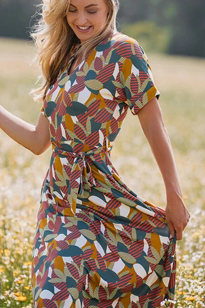 Model met kleurrijke zomerjurk in grafische print voor de pagina over LaLamour
