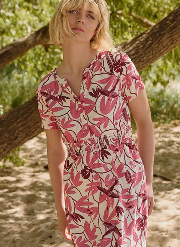 Model met kleurrijk zomerjurkje voor de merkpagina over Tranquillo