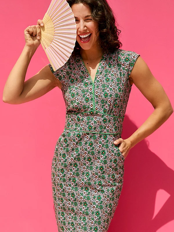 Model draagt zomerjurk in retro stijl van Princesse Nomade